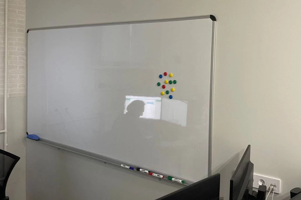 Доска магнитно маркерная BRAUBERG Premium 120х240 улучшенная алюминиевая рамка фото в интерьере 1